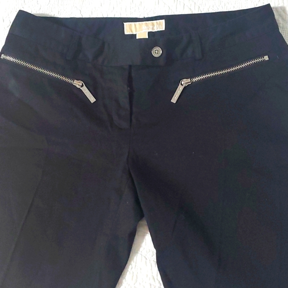 Michael Kors Short size 4 Excellent condition Black Color